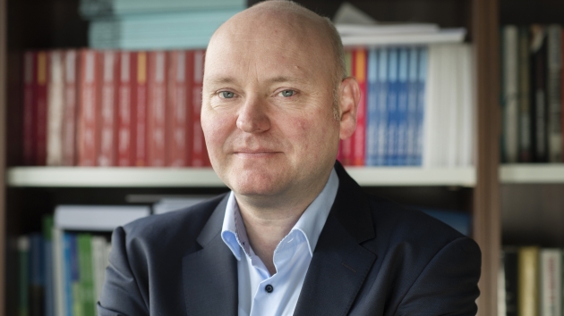Prof. Dr. Achim Truger: "Im Ausland traut man der Marke Deutschland viel mehr zu" - Achim Truger ist seit März 2019 Mitglied des Sachverständigenrates Wirtschaft. Seit April 2019 ist er an der Universität Duisburg-Essen Professor für Sozioökonomie, Schwerpunkt Staatstätigkeit und Staatsfinanzen - Quelle: Bettina Engel-Albustin